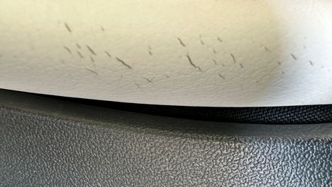 Tällaisia halkeamia penkeissä oli.