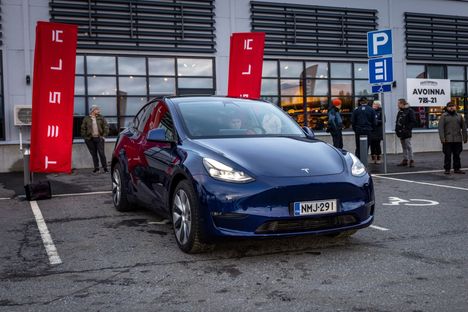 Kuvassa Tesla Model Y Suomen suurimman sähköautojen suurteholatauskentän avajaisissa. Kuva on arkistokuva.