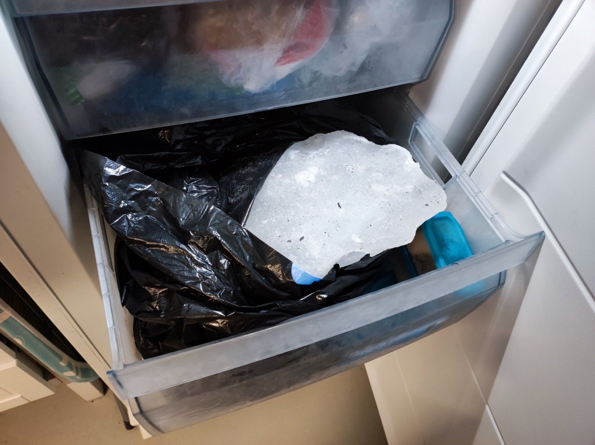 Viimeinen pala Pizoljäätiköstä on tallessa Matthias Hussin kotipakastimessa Zürichissä.