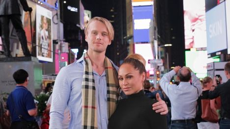 Aluksi sarjassa seurattiin Darceyn ja hollantilaisen Jessen myrskyisää suhdetta. Sen jälkeen kansainväliset rakkausseikkailut jatkuivat Britanniaan ja lopulta Bulgariaan.