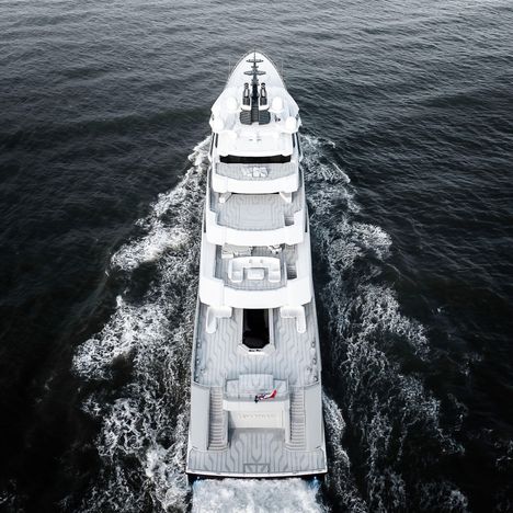 Vaikuttavan aluksen huippunopeus on 17,8 solmua.