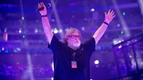 Newell on harvoin julkisuudessa. Monen vuoden ajan hän näyttäytyi vain Valven suosikkipeleihin lukeutuvan Dota 2:n MM-turnauksessa, The Internationalissa. Kuva on vuoden 2021 turnauksesta.