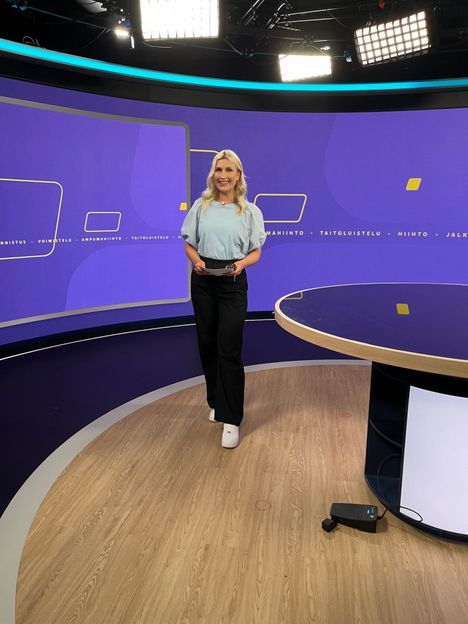 Emma Hyyppä kuvattuna Ylen Urheiluruudun studiosta. Tänä syksynä Hyyppä siirtyi Yleltä MTV:n talliin. – En ollut alun perin lähdössä mihinkään, mutta sitten tarjoutui tilaisuus päästä Maikkarille.