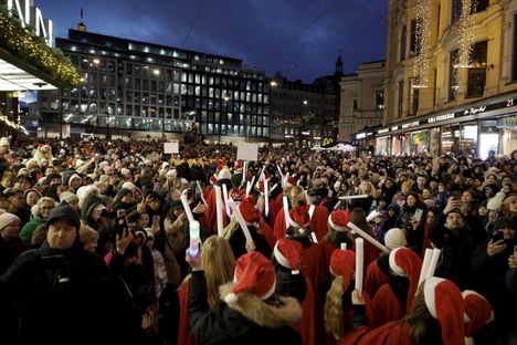 Aleksanterinkatu Stockmannin tavaratalon edustalla pullisteli ihmisiä paraatin aikana.