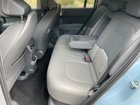 Tilaa on ulkomittoihin nähden reippaasti. Takaistuin on lämmitettävä vain EV3:n kalleimmassa Inspiration-versiossa.