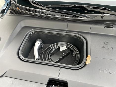 Latauskaapelille on oma paikka nokkapellin alla.