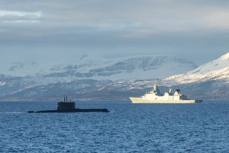 Sukellusvene KNM Uthaug kuvattuna Naton Formidable Shield 2025 -harjoituksessa viime toukokuussa. Taustalla tanskalainen fregatti HMDS Iver Huitfeldt.