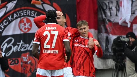 Joukkuetoverit hämmästelivät Naatan Skytän uran ensimmäistä hattutemppua Saksassa.