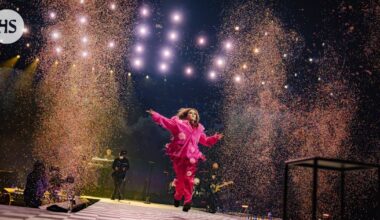 Kannattaa olla oma itsensä, Ellinoora kehotti pastellisten värivalojen alla