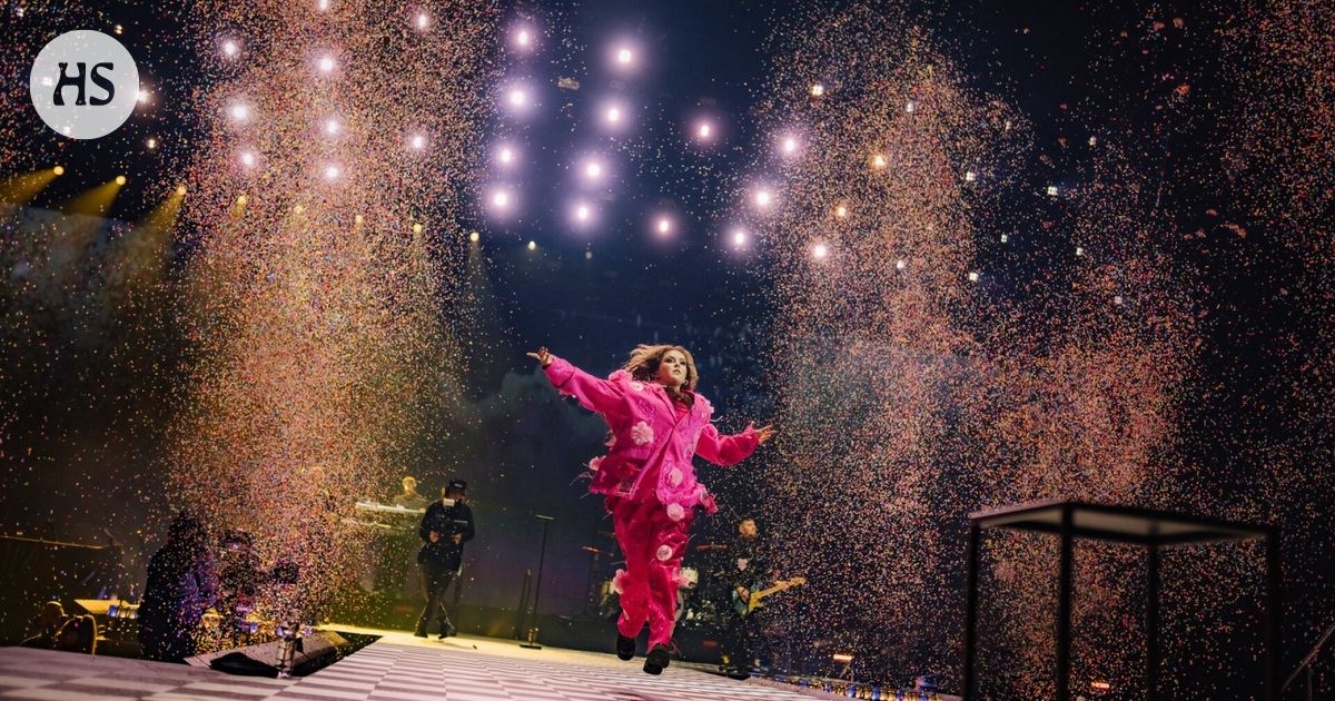 Kannattaa olla oma itsensä, Ellinoora kehotti pastellisten värivalojen alla