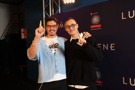 Emil ja Jimi Savolainen kannustavat veljeään kohti TTK-voittoa.