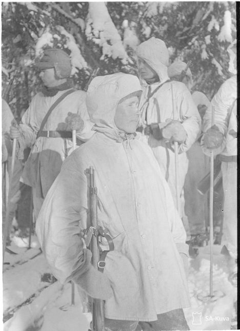 Simo Häyhä osasi naamioitua talvisodan lumisiin maisemiin niin, ettei häntä huomattu.