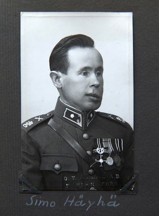 Simo Häyhä haavoittui talvisodassa vakavasti leukaansa.