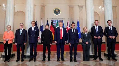 Kukaan Euroopan johtajista ei saanut etukäteen tietoa rauhansuunnitelmasta. Kuvassa vasemmalta Euroopan-komission puheenjohtaja Ursula von der Leyen, Britannian pääministeri Keir Starmer, tasavallan presidentti Alexander Stubb, Ukrainan presidentti Volodymyr Zelenskyi, Yhdysvaltain presidentti Donald Trump, Ranskan presidentti Emmanuel Macron, Itävallan pääministeri Giorgia Meloni, Saksan liittokansleri Friedrich Merz sekä Naton pääsihteeri Mark Rutte.