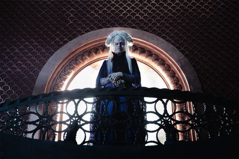 Kreivi Dracula (Caleb Landry Jones) on vuosisatoja vanha vampyyri.