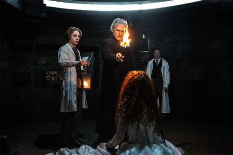 Raphael Luce (vas.), Christoph Waltz, Guillaume de Tonquédec sekä Matilda de Angelis (edessä selin) Dracula-elokuvan rooleissaan.