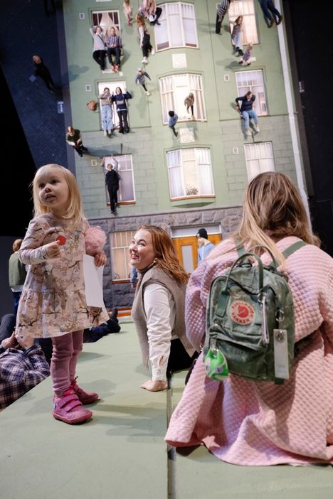 Pihla Ojala, 4, juhli syntymäpäiväänsä Amos Rexissä kummitäti Hanna-Mari Immosen ja Jenna Viehkon kanssa. Bâtiment-teos teki vaikutuksen kaikkiin.