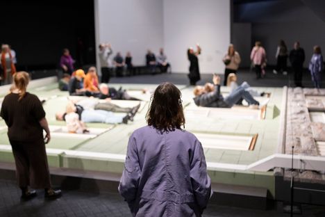 Keskusteluopas Hanna Alajärvi valvoo järjestystä Bâtiment-teoksen vieressä.