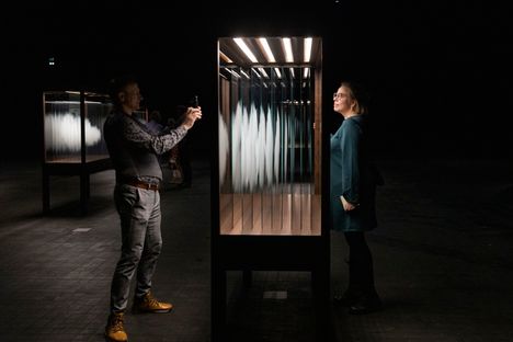 Jyrki Mänttäri kuvaa kännykällä Minnamaaria Tammisaloa The Cloud -teoksen läpi.