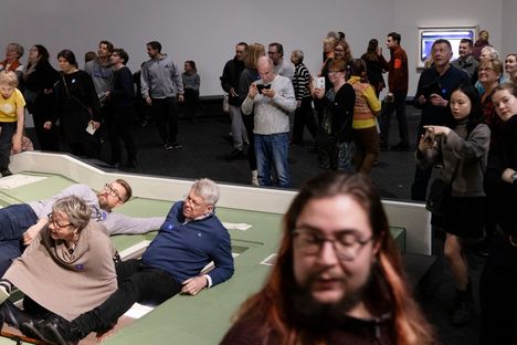 Bâtiment-teoksen ympärillä on tungosta.