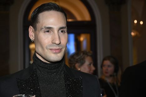 Muotisuunnittelija Mert Otsamo itsenäisyyspäivän juhlien jatkoilla vuonna 2023.