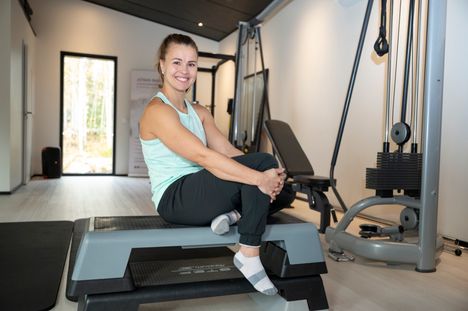 Matilainen-Tuokkolalla on erillinen kuntosalirakennus kotinsa pihassa.