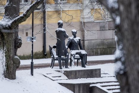 Jouluna 2023 patsaan luona järjestettiin mielenosoitus, jossa vaadittiin joulurauhaa Ukrainaan. Lumi peitti patsaan.