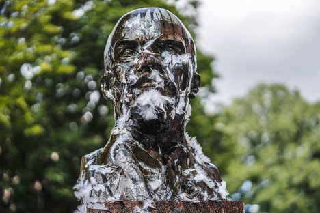 Lenin-patsas tärveltiin tervalla ja höyhenillä Turussa elokuussa 2020.