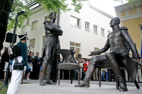 Tuore presidenttipari oli paikalla, kun patsas julkistettiin vuonna 2012.