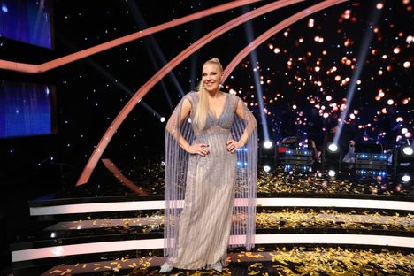 Vappu Pimiä kertoo aikovansa nauttia samppanjaa lähetyksen jälkeen.