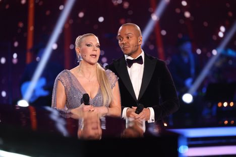 Vappu Pimiä ja juontopari Ernest Lawson finaalilähetyksessä.