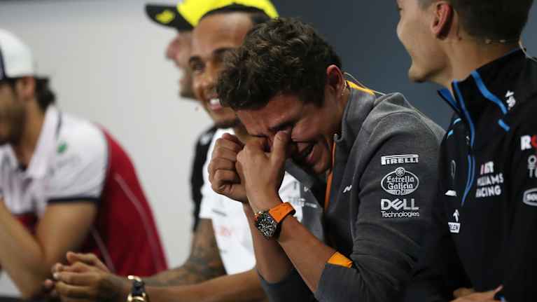 Lando Norris repesi nauruun Britannian osakilpailun pressissä vuonna 2019.