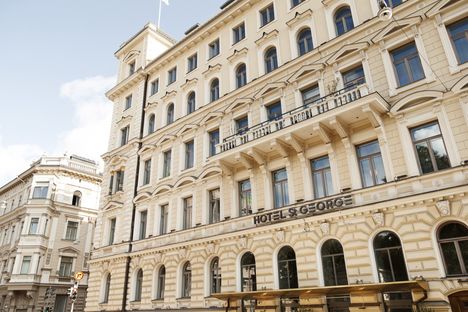 Kuvassa luksushotelli St George, jossa kahvila toimii.