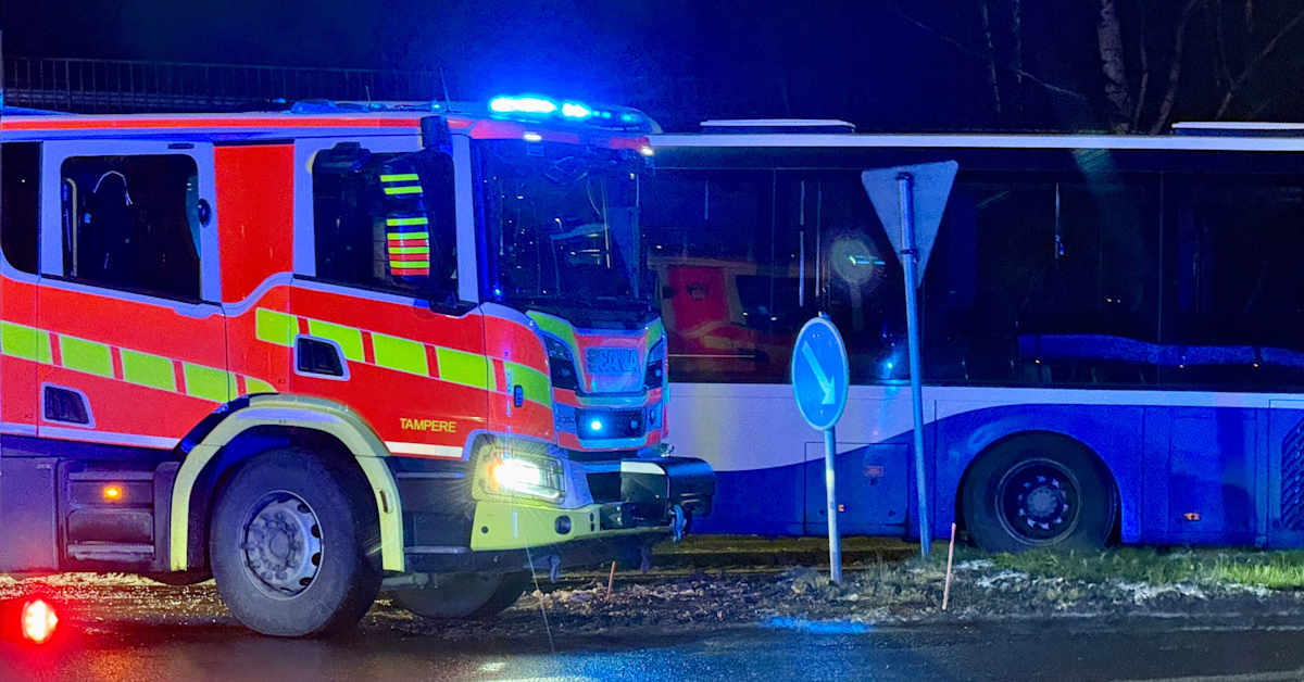 Linja-auto ja kaivinkone kolaroivat Tampereella: liikenne ruuhkautui Lahdenperän­kadulla | Pirkanmaa
