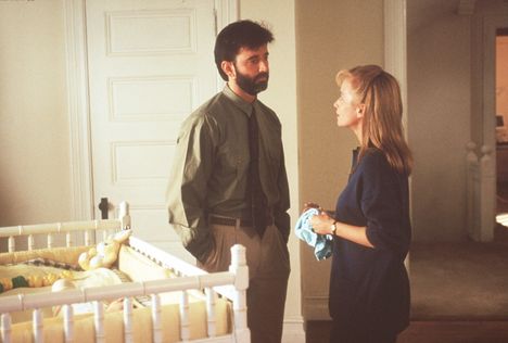 Peytonilla (Rebecca De Mornay) oli pahat mielessä Käsi, joka kehtoa keinuttaa -alkuperäisversiossa. Hän halusi anastaa perheen vauvan ja napata samalla perheenisänkin (Matt McCoy).