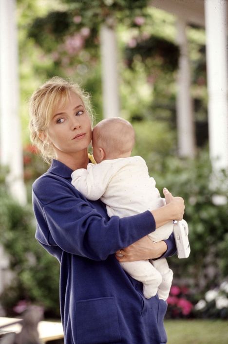 Rebecca De Mornay teki katsojiin lähtemättömän vaikutuksen perhettä riivanneena lapsenvahtina 90-luvun versiossa.