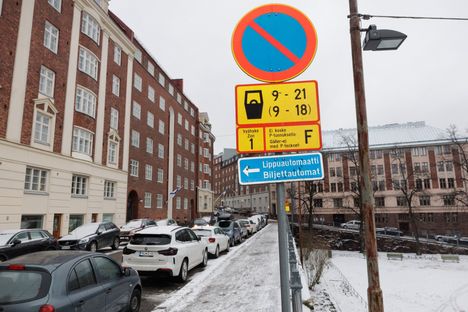 Asukaspysäköintialue ilmoitetaan liikennemerkissä. Esimerkiksi kuvan Temppelikatu Etu-Töölössä sijaitsee F-vyöhykkeellä. Asukkaan tunnus alueella maksaa tätä nykyä 60 euroa kuukaudessa ja täyssähköisen ajoneuvon tunnus 45 euroa kuukaudessa.