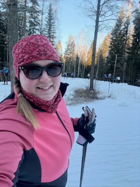 Mirjam Salomäki avasi hiihtokautensa lauantaina Espoon Oittaalla ja joutui keski-ikäisen mieshiihtäjän jyräämäksi: ”Ymmärrän sen, että vahinkoja sattuu, mutta tämä tapaus olisi ollut täysin vältettävissä”, hän sanoo.