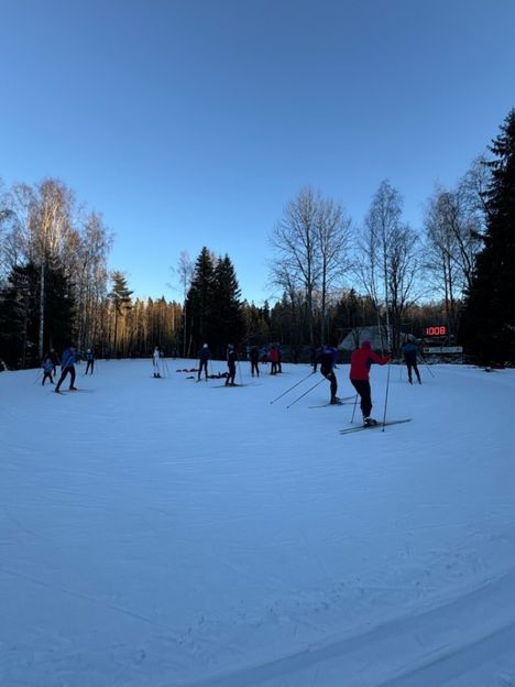 Espoon Oittaalla oli lauantaina aamupäivällä ruuhkaa. Läheltä piti -tilanteita nähtiin Mirjam Salomäen mukaan liikaa, kun hiihtäjien latuetiketti oli hukassa.