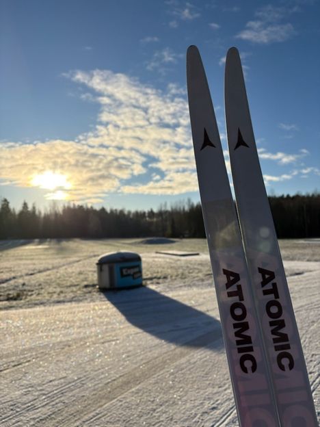 Mirjam Salomäki avasi hiihtokautensa upeassa auringonpaisteessa.