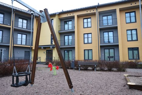 Poliisit ottivat epäillyn kiinni rikospaikan lähettyviltä.