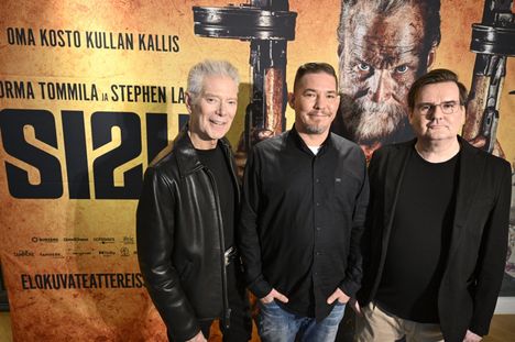 Sisu 2:n roistoa näyttelevä Stephen Lang, ohjaaja Jalmari Helander ja tuottaja Petri Jokiranta.