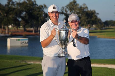 Sami Välimäki juhli voittoa caddiensa Dominic Bottin kanssa.