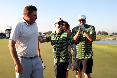 Sami Välimäki juhli suomalaisten ystäviensä kanssa. Keskellä manageri Miro Rousku.