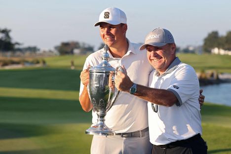 Sami Välimäki ja caddie Dominic Bott poseerasivat voittopokaalin kanssa.