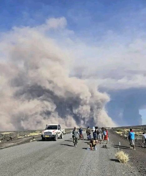 Hayli Gubbi -tulivuori sylki savua Afarin alueella Etiopiassa sunnuntaina.