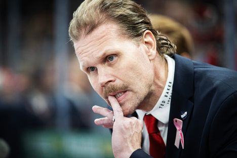 Valmennustöiden ohessa Olli Jokinen hoitelee nyt myös urheilujohtajan hommia HIFK:ssa.