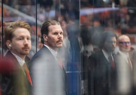 Jokinen toi omat miehensä mukanaan HIFK:n penkin taakse. Mika Hyvärinen (vas.), Olli Jokinen, Riku Helenius ja Toni Lydman.