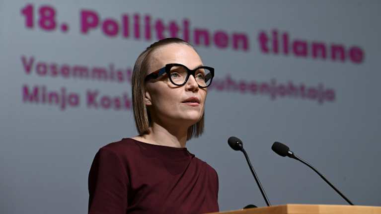 Vasemmistoliiton puheenjohtaja Minja Koskela puhujanpöntössä.