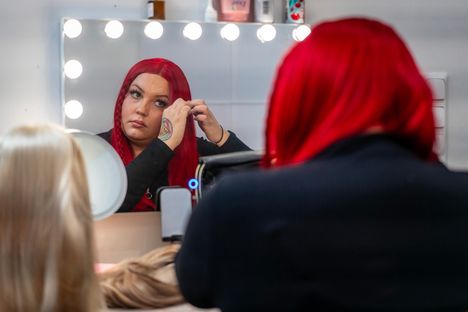 Dokumentin lopussa Jennalla on upea, lyhyt vaalea kampaus, ja hiushuoli alkaa olla takanapäin.